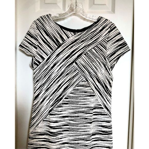 SANDRA DARREN - 🎉HP🎉 EUC - L Sz M Cap Sleeve Printed Geometric BodyCon Sheath - Picture 5 of 14